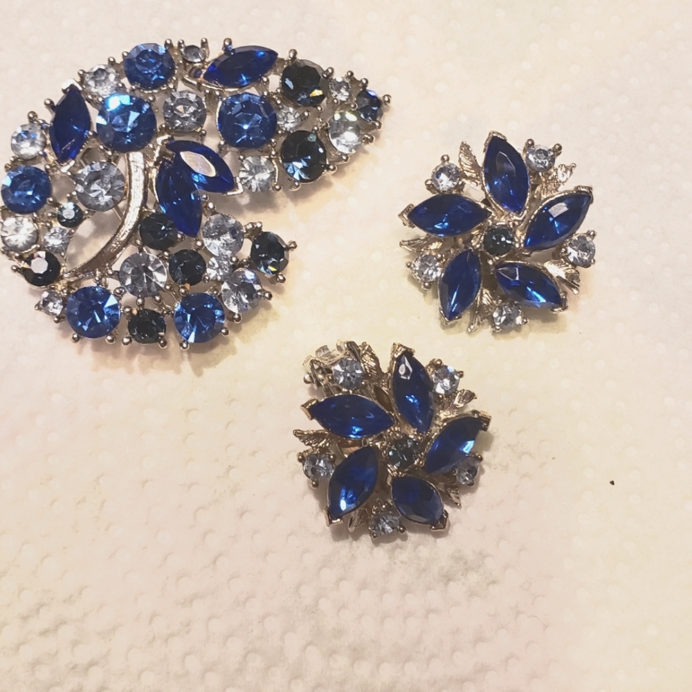 Vintage unsigned rhinestone demi set. Clip on earrings and brooch.